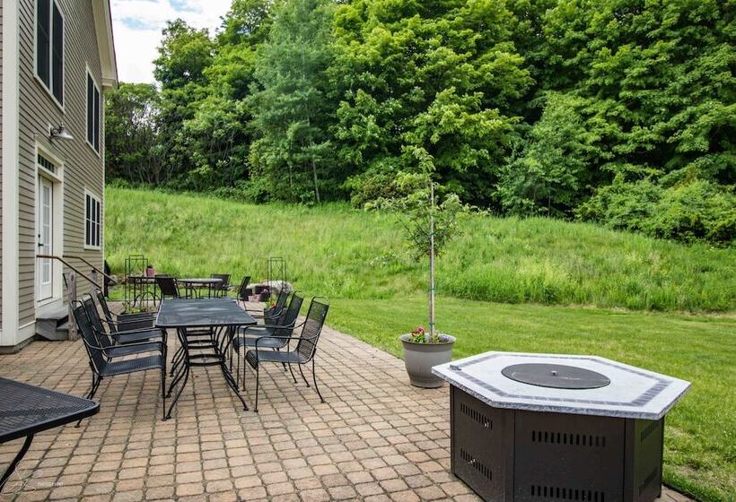 The Old Lantern Inn And Barn