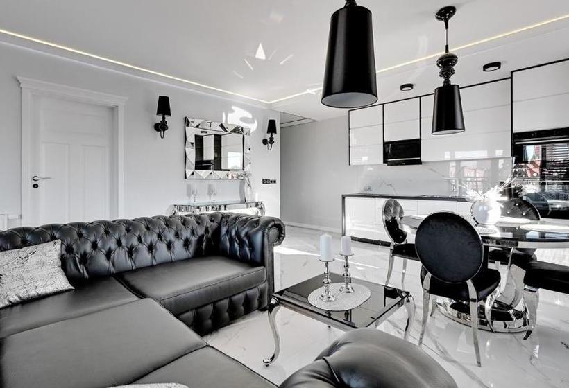 Frey Homes Waterlane Glamour Swimming Pool & Spa