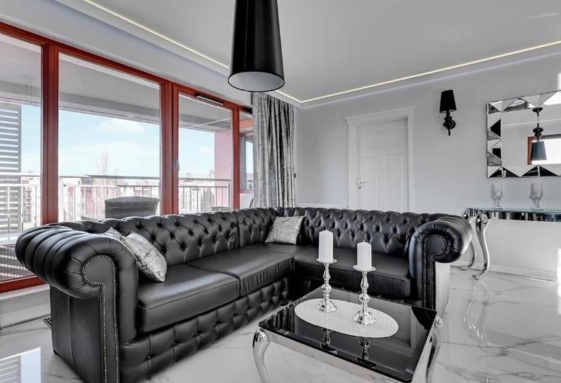 Frey Homes Waterlane Glamour Swimming Pool & Spa