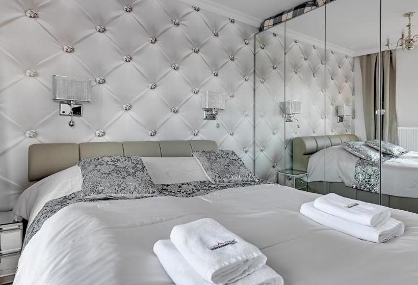 Frey Homes Waterlane Glamour Swimming Pool & Spa