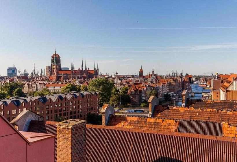 Frey Homes Waterlane Glamour Swimming Pool & Spa