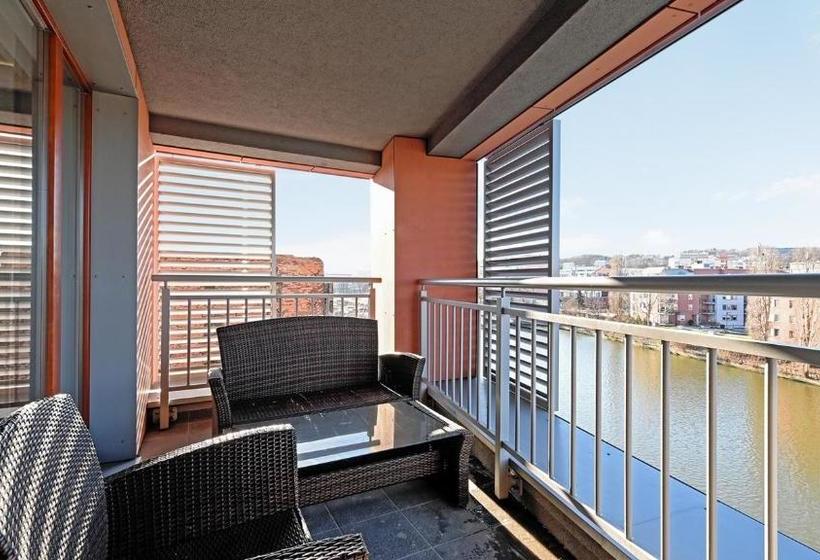 Frey Homes Waterlane Glamour Swimming Pool & Spa