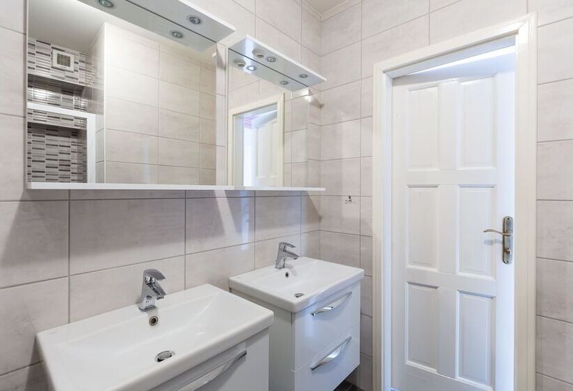 پانسیون Barbo Palace