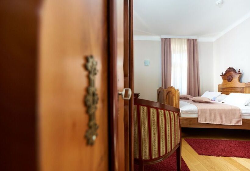 بنسيون Sobe Bernarda