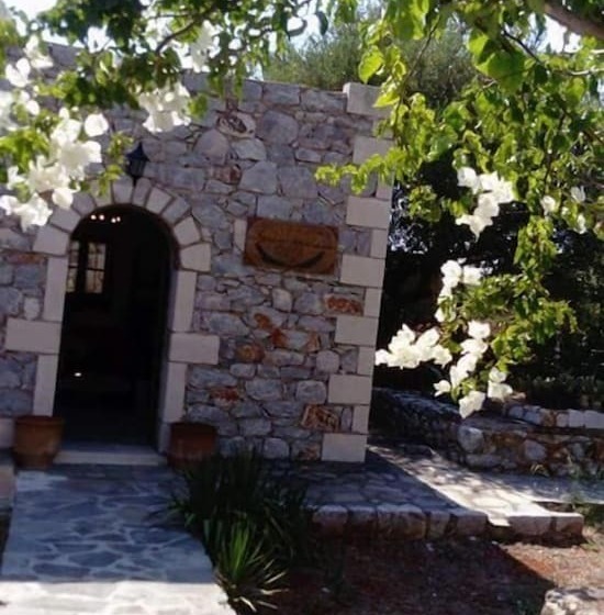 פנסיון Charouda Stone Tower