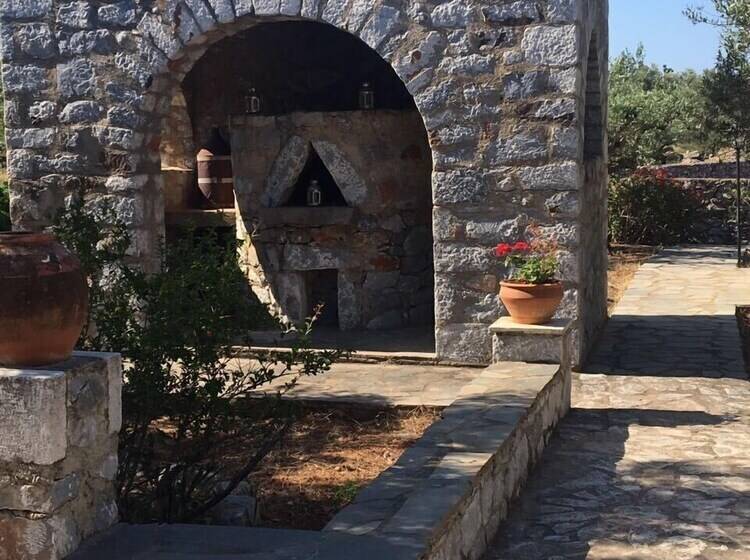 פנסיון Charouda Stone Tower