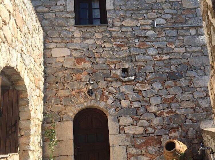 פנסיון Charouda Stone Tower