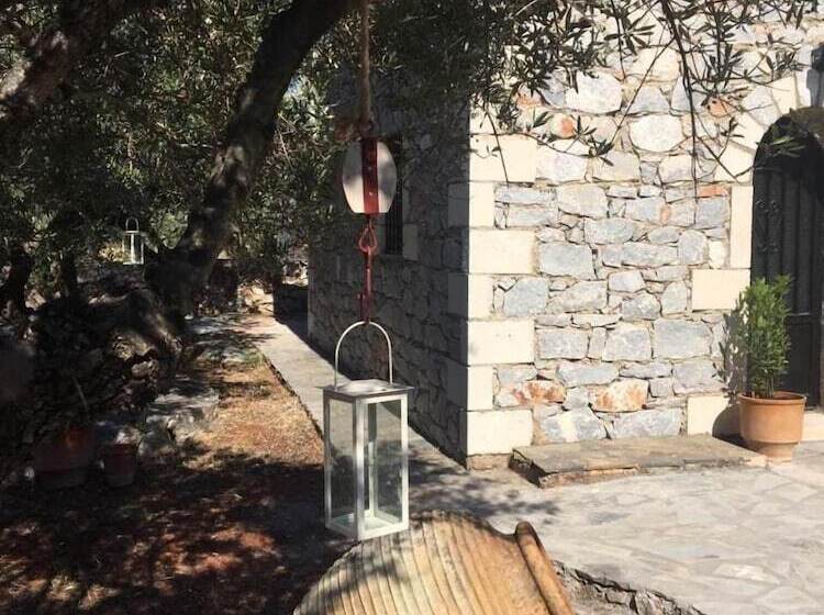 פנסיון Charouda Stone Tower