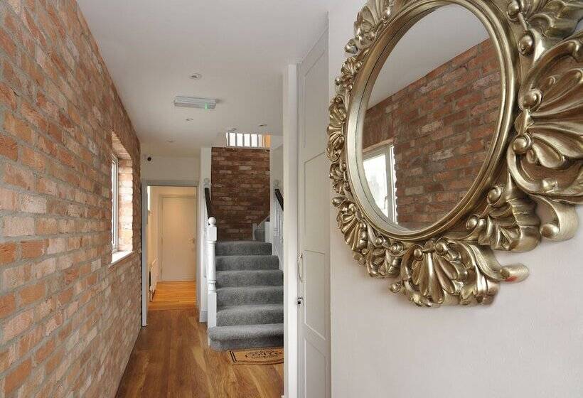 بنسيون Lodge At The Old Barracks