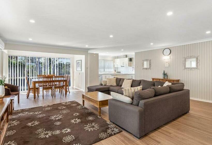 Bay Serene 15 Mistral Close