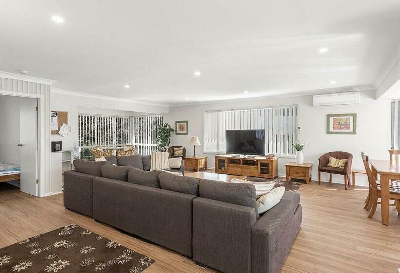 Bay Serene 15 Mistral Close