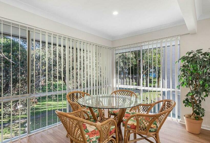 Bay Serene 15 Mistral Close