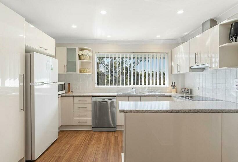 Bay Serene 15 Mistral Close