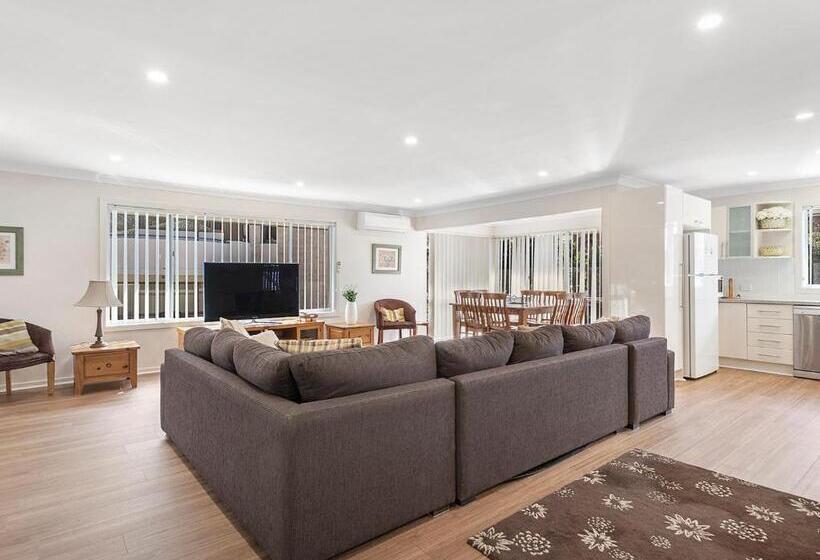 Bay Serene 15 Mistral Close