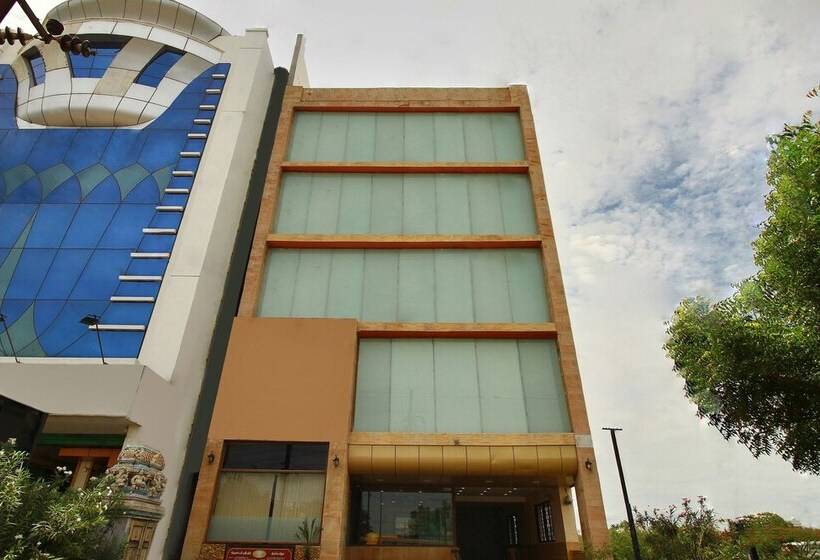 هتل Shreenithi By Oyo Rooms