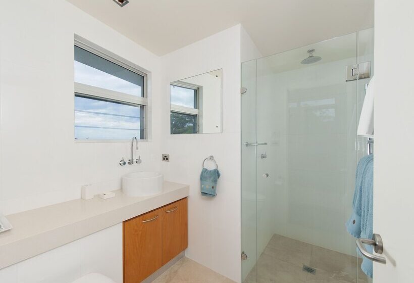 The Penthouse At Little Beach