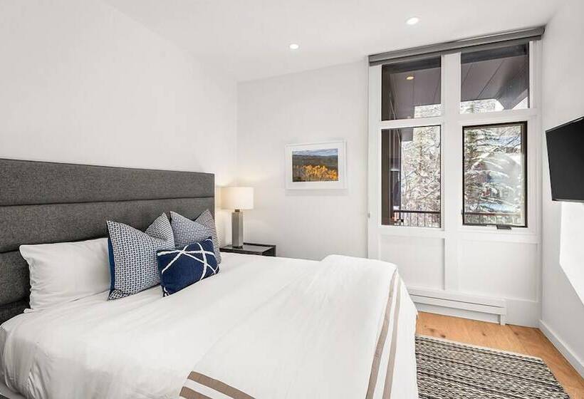 Fifth Avenue Condominiums By Frias