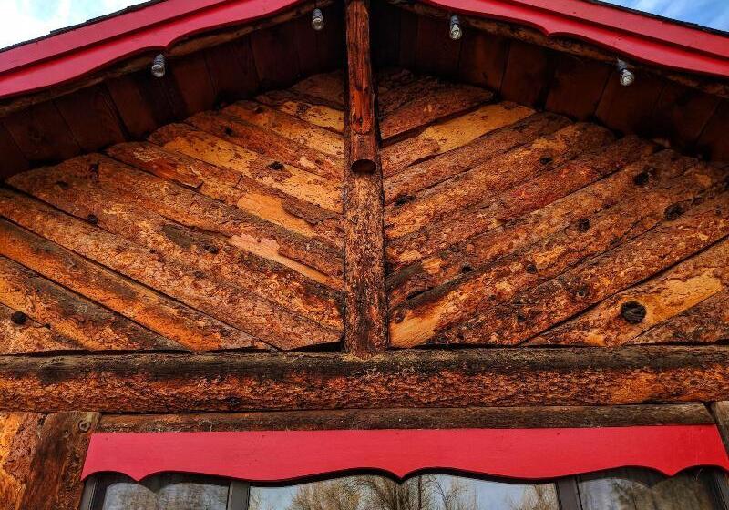 Foot Of The Mountain Motel