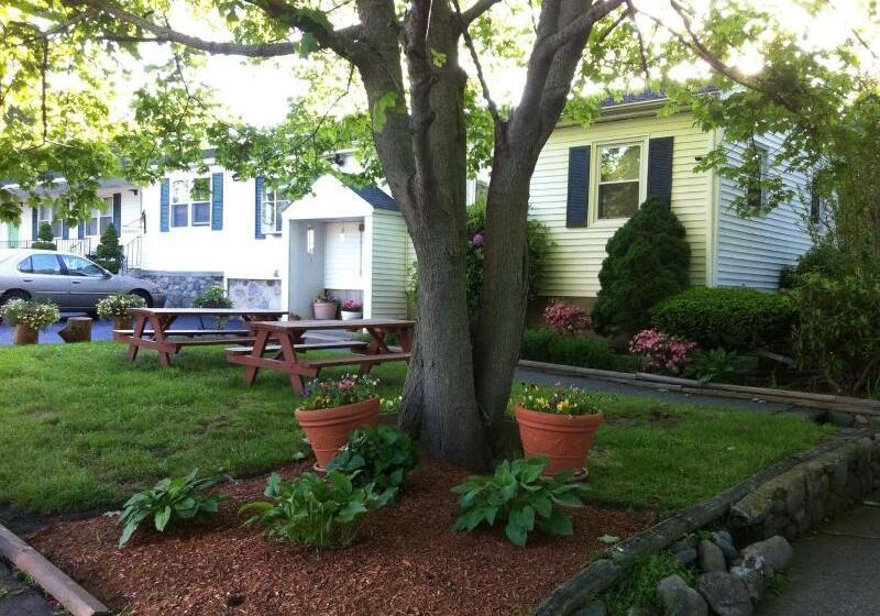 Founder's Brook Motel And Suites