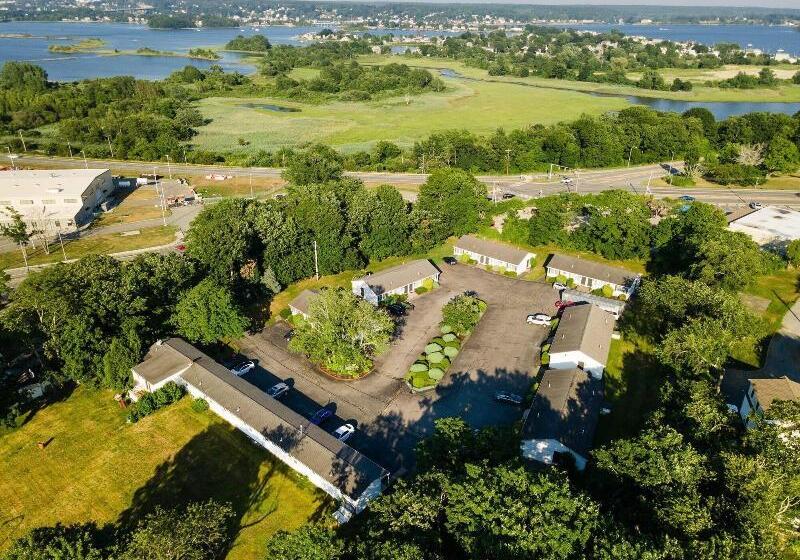 Founder's Brook Motel And Suites