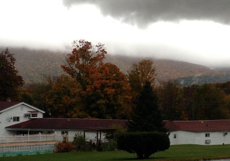 Four Winds Country Motel