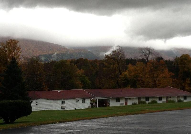 Four Winds Country Motel