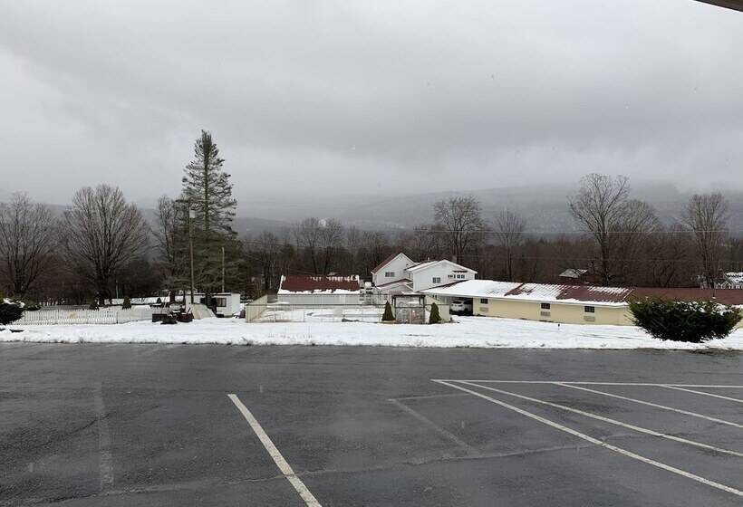 Four Winds Country Motel