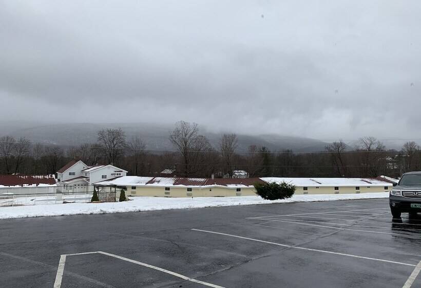 Four Winds Country Motel