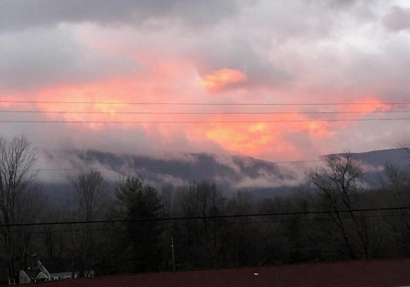 Four Winds Country Motel