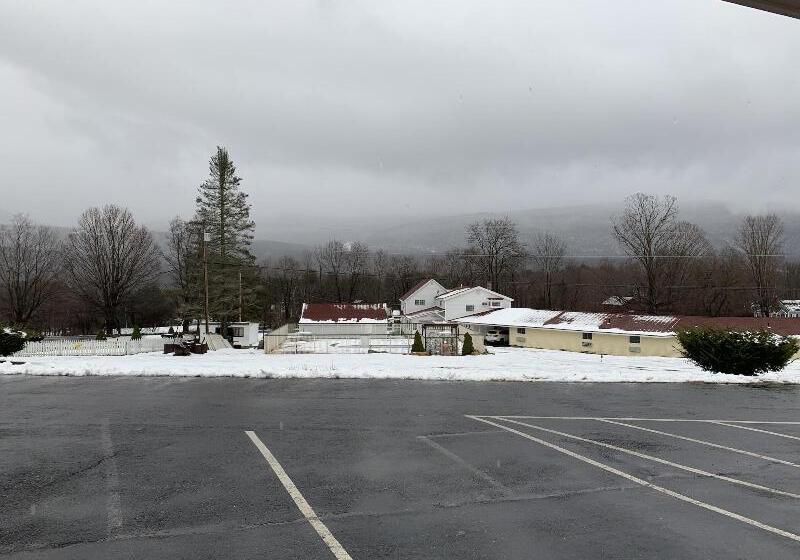 Four Winds Country Motel