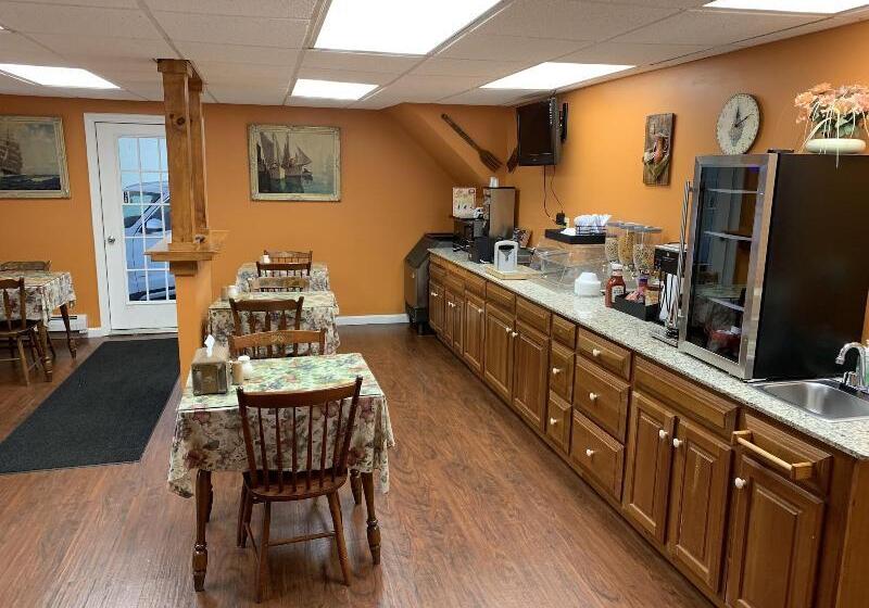 Four Winds Country Motel