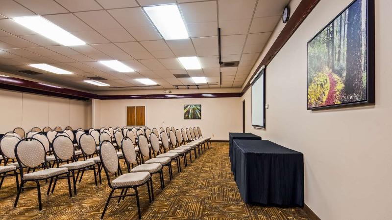 Отель Best Western Plus Forest Park Inn