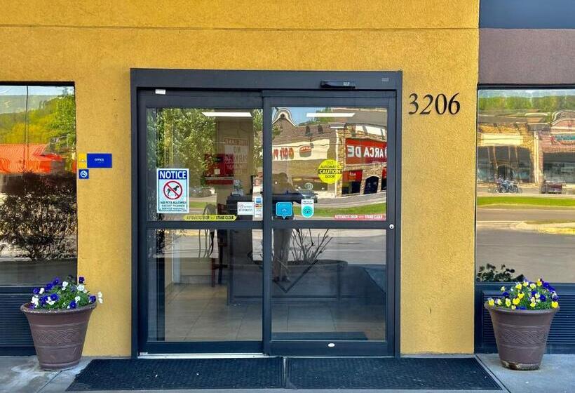 هتل Clarion Inn & Suites Near The Leconte Center Pigeon Forge