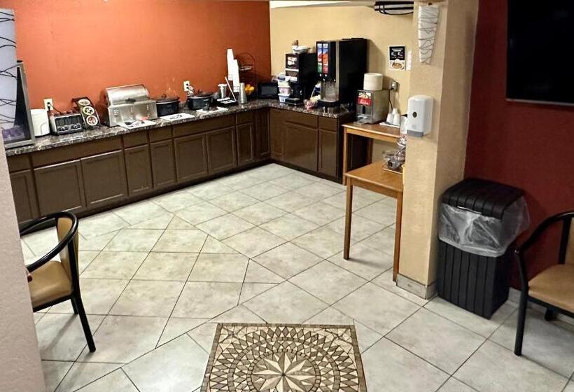 هتل Clarion Inn & Suites Near The Leconte Center Pigeon Forge