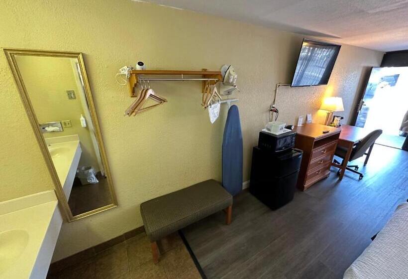 هتل Clarion Inn & Suites Near The Leconte Center Pigeon Forge