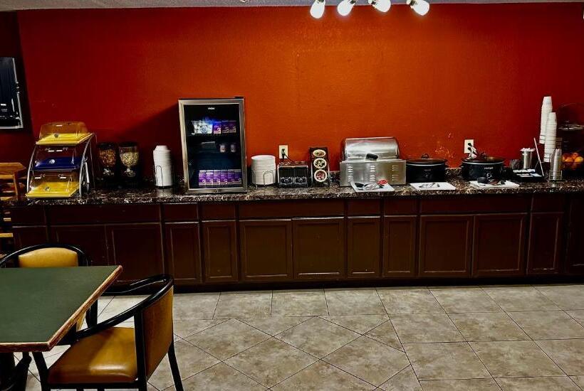 هتل Clarion Inn & Suites Near The Leconte Center Pigeon Forge