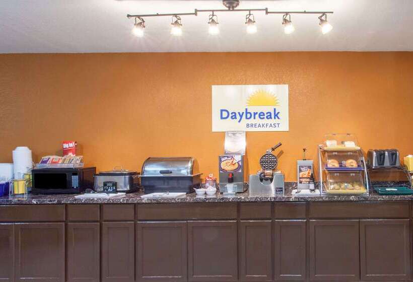 هتل Clarion Inn & Suites Near The Leconte Center Pigeon Forge