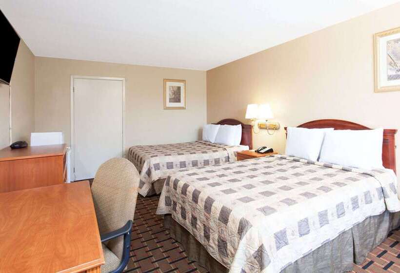 هتل Clarion Inn & Suites Near The Leconte Center Pigeon Forge