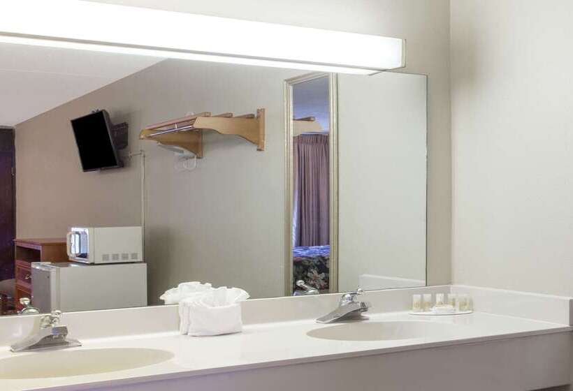 هتل Clarion Inn & Suites Near The Leconte Center Pigeon Forge