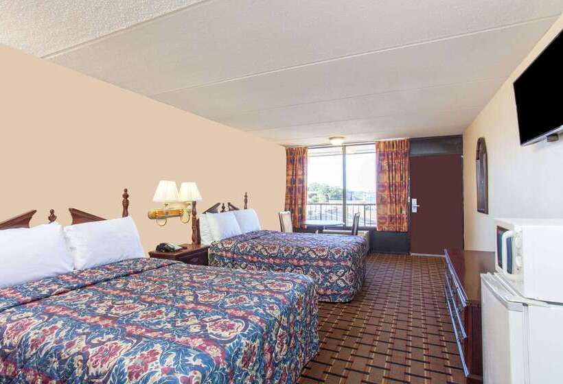 هتل Clarion Inn & Suites Near The Leconte Center Pigeon Forge
