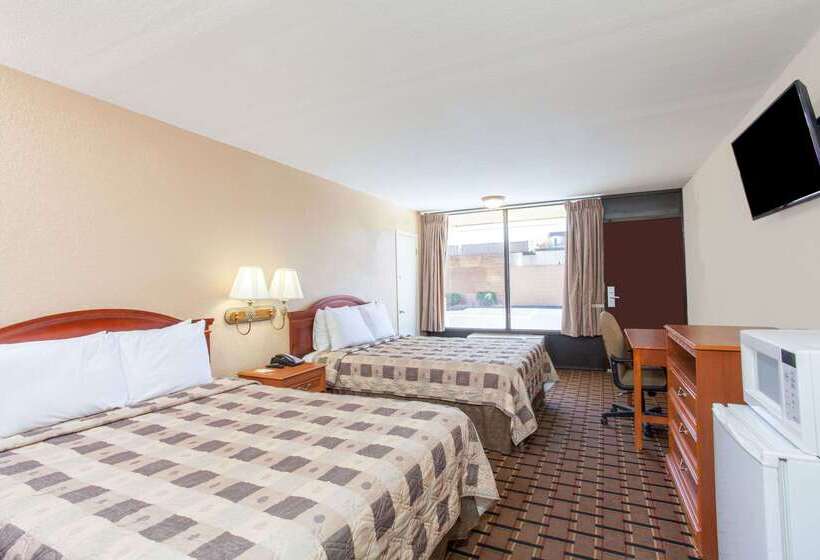 هتل Clarion Inn & Suites Near The Leconte Center Pigeon Forge