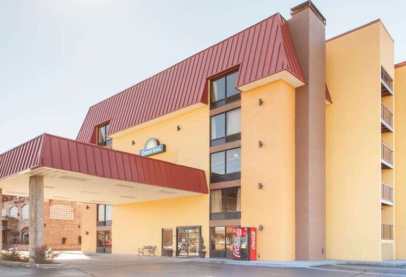 هتل Clarion Inn & Suites Near The Leconte Center Pigeon Forge