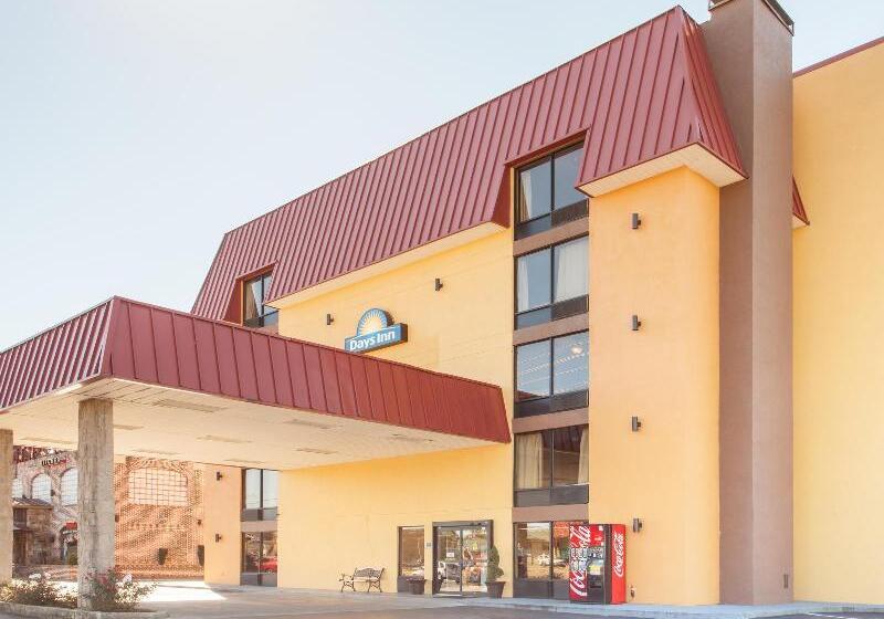 هتل Clarion Inn & Suites Near The Leconte Center Pigeon Forge