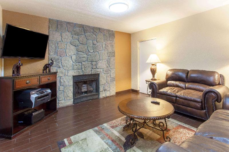 هتل Clarion Inn & Suites Near The Leconte Center Pigeon Forge