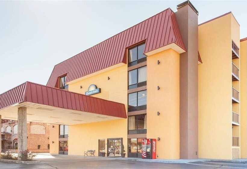 هتل Clarion Inn & Suites Near The Leconte Center Pigeon Forge