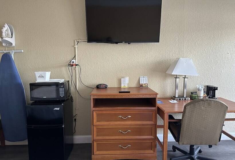 هتل Clarion Inn & Suites Near The Leconte Center Pigeon Forge