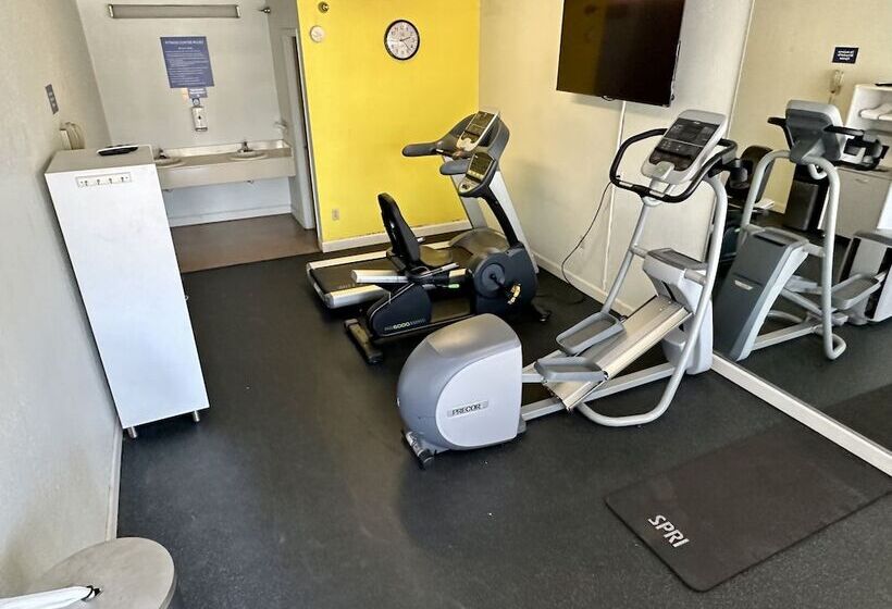 هتل Clarion Inn & Suites Near The Leconte Center Pigeon Forge