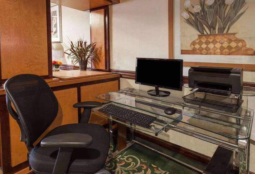 فندق Days Inn & Suites By Wyndham Warren