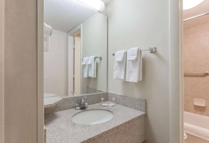 בית מלון כפרי Days Inn & Suites By Wyndham Warren