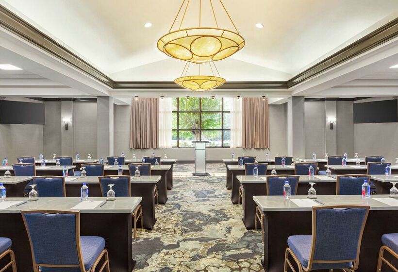 Doubletree By Hilton Hotel Jackson